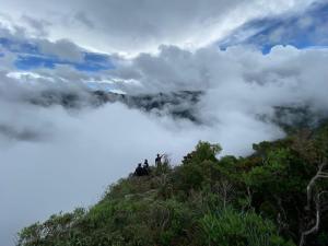 GongawalaRiverston inn的一群人,在山顶上,云层