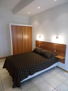 布兰卡港Apartamentos Güemes - Monoambientes的一间卧室配有一张大床和木制床头板