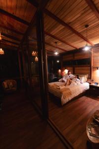 TarquiPuyu Glamping Amazonia Ec的坐在房间里床边的人