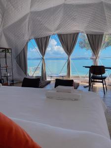 阁遥岛Touch Glamping Koh Yao Noi ทัช แกรมปิ้ง เกาะยาวน้อย的海景帐篷内的一张床位