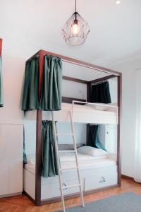 卡拉旺旅馆客房内的一张或多张双层床