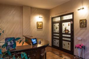阿塞诺夫格勒池弗利卡家庭酒店的一间设有书桌和门的房间