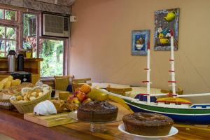 博西坎加拉里摩尔旅馆的一张桌子,上面有玩具船和一些食物