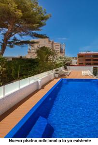 甘迪亚Hotel RH Gijón & Spa的建筑物屋顶上的游泳池