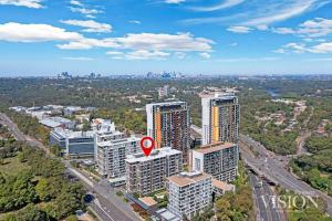 悉尼Modern 2 Bedroom Apartment next to North Ryde Metro的城市空中景观高楼