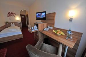 格里斯海姆诺斯德杰尔咖啡馆酒店的酒店客房配有一张床和一张书桌及一台电视