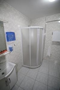 埃迪尔内Selimiye Hotel的带淋浴和盥洗盆的浴室
