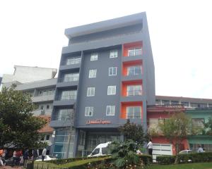 贾拉普Mision Express Xalapa Centro的一座灰色的建筑,在城市里装有红色的窗户