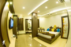 达文盖雷Srigandha Residency "Vaccinated Staff"的一间卧室配有一张床和一台电视。