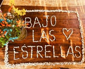 马祖特BAJO LAS ESTRELLAS的花瓶旁的标志说雨是奇妙的