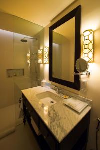 科伦坡加勒菲斯酒店的一间带水槽和镜子的浴室
