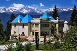 罗恩佐欧索格里吉欧别墅酒店的一座带蓝色屋顶的山房
