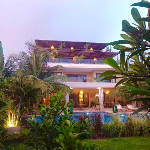 恩加帕鲁Villa YEMAYA - Villa d'hôtes的一座建筑前面设有游泳池