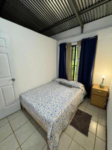 Llano GrandeHostel Córa Chía的一间小卧室,配有床和窗户