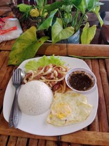 邦隆Ratanakiri Homestay & Jungle Trek的餐桌上一盘带米饭和其他食物的食物