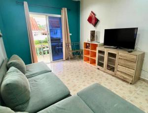 Ban Suan2 bedroom bungalow Nai Harn 4 Resort的带沙发和平面电视的客厅