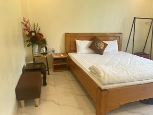 Mù Cang ChảiHomestay Hoà Thảo的一间小卧室,配有一张床和一张桌子