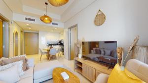 迪拜Primestay - Spacious 2BR in Aykon City - Business Bay的客厅配有沙发和桌子