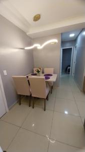 圣路易斯APARTAMENTO FABULOSO 2 a 1km da praia do aracagy的一间带桌椅的用餐室