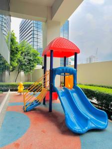 马尼拉Uptown Parksuites BGC Tower 2 with Balcony的大楼内一个带滑梯的游乐场