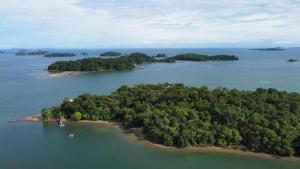 博卡奇卡Boca Chica Bay Eco Lodge的水面上岛屿的空中景观