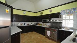安东尼奥港麻辣山别墅酒店的厨房配有黑色橱柜和炉灶烤箱。