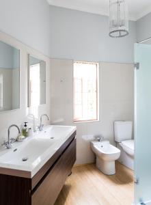 弗朗斯胡克万维克街22号观光旅馆的白色的浴室设有水槽和卫生间。