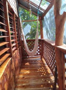 MakaungaTukulolo Treehouses的树屋的门廊,带吊床