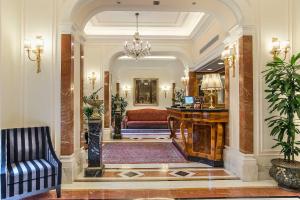 罗马阿尔伯格戴尔萨纳托酒店的客厅配有沙发和椅子