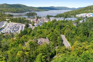 蒙特朗布朗L'Érablière Tremblant Ski Inout Condo W 2bdrs的享有小镇的空中景致,设有码头