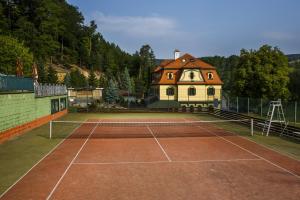 Lovecký zámeček内部或周边的网球和/或壁球设施