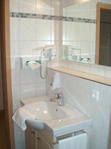 阿尔特雷莫斯巴其酒店的白色的浴室设有水槽和镜子