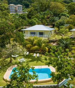 马埃岛Naturalis - Oceanview Residences的享有带游泳池的度假村的空中景致