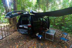 卡图纳耶克JUST CAMP IT Campervans and Motorhomes - Colombo City and Bandaranaike International Airport Arrivals Car Park的一辆带帐篷、桌子和椅子的汽车