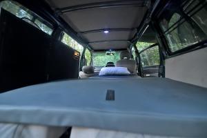 卡图纳耶克JUST CAMP IT Campervans and Motorhomes - Colombo City and Bandaranaike International Airport Arrivals Car Park的一辆巴士,车后有一张床