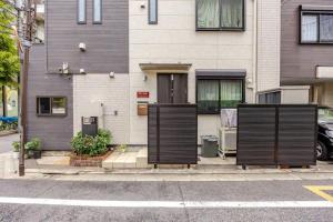 东京Ikebukuro house with 3BR Shinjuku 5min的街道前有黑色门的建筑物