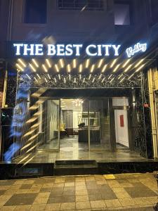 伊斯坦布尔The Best City Kadikoy的一座建筑,上面有读书最好的城市的标志