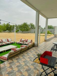 Luxury Farmhouse Near Yas Island With Swimming Pool, BBQ Area & Majlis的休息区