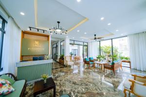 会安Palm River Boutique Hoi An的大楼内带桌椅的大堂