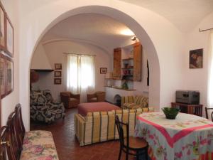 科尔萨诺卡斯特罗格罗迪乡村屋的一间带桌椅的客厅和一间房间