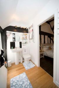 沃里克Daisy Cottage的客房内设有带水槽和卫生间的浴室