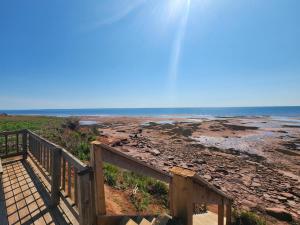 BedequeCottages On PEI-Oceanfront的通往海滩的木楼梯