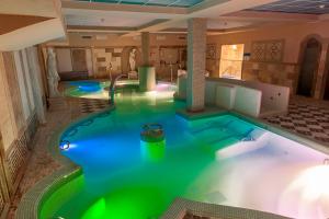 卡兰克克蒙达德酒店的一座带两个热水浴缸的酒店游泳池