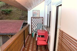 维谢格拉德佩雷茨莱伊旅馆的阳台配有红色椅子和桌子