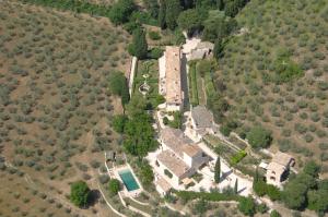 PoretaVilla della Genga Country Houses的山丘上房屋的空中景致