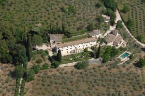PoretaVilla della Genga Country Houses的享有大房子空中美景,设有庭院