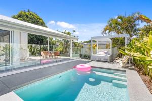 黄金海岸Luxury Burleigh Oasis with Pool!的一座房子后院的游泳池