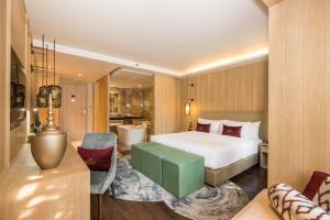 莱卡邦Divalux Resort & Spa Bangkok, Suvarnabhumi Airport-Free Shuttle的配有一张床和一张书桌的酒店客房