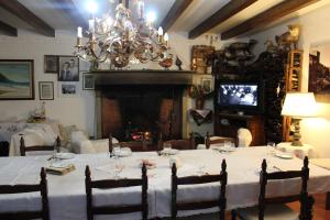 基亚萨苏普尔亚略埃尔达乡间别墅住宿加早餐旅馆的一间带桌子和吊灯的用餐室
