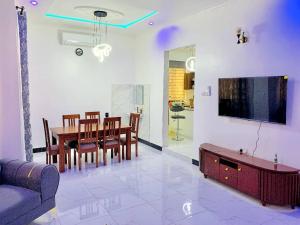 达累斯萨拉姆3Bedrooms near beach的一间带桌子的客厅和一间餐厅